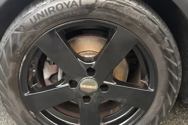 Jantes propres, après le nettoyage à Châtelineau