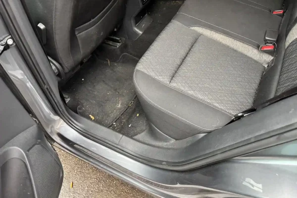 Intérieur siège sale, avant le nettoyage à Châtelineau