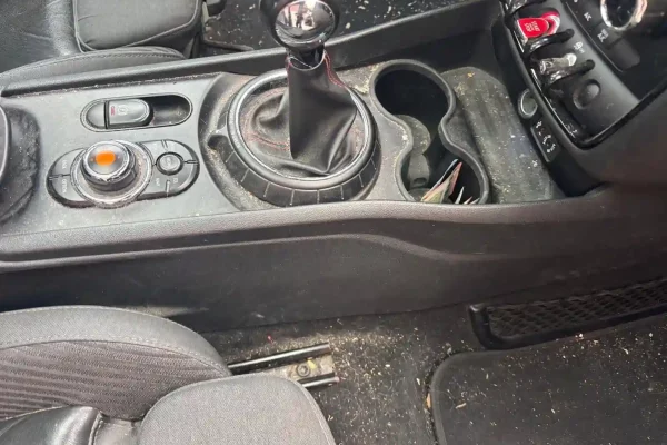 Intérieur sale, avant le nettoyage à Châtelineau