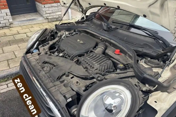 Moteur sale, avant le nettoyage à Châtelineau