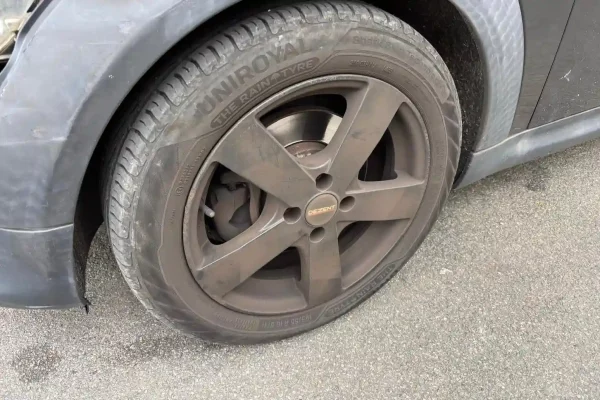 Jantes sales, avant le nettoyage à Châtelineau