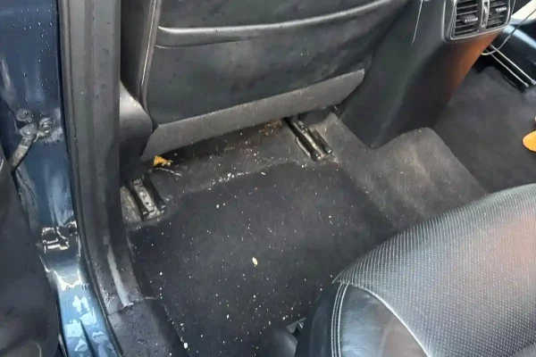 Intérieur de véhicule sale, avant le nettoyage à Châtelineau